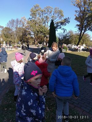  Grafika #20: Z wizytą na cmentarzu w Redkowicach