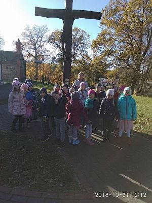  Grafika #21: Z wizytą na cmentarzu w Redkowicach