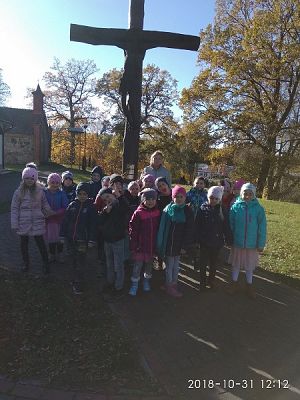  Grafika #22: Z wizytą na cmentarzu w Redkowicach