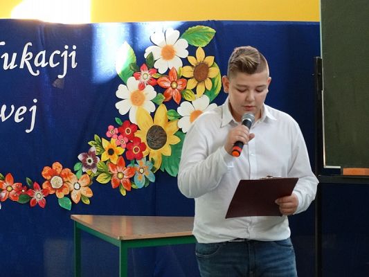  Grafika #39: Apel zokazji Dnia Edukacji Narodowej