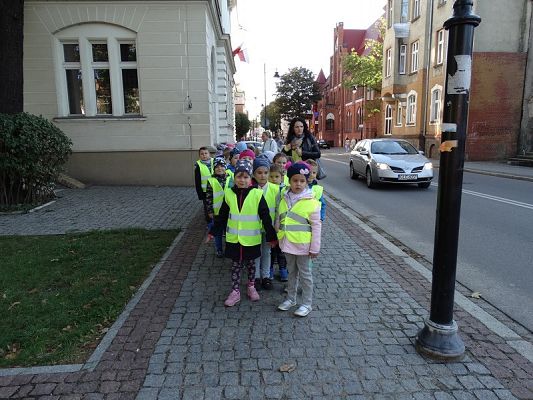 Grafika #2: Wycieczka do dzieci z oddziałów przedszkolnych do MBP w Lęborku