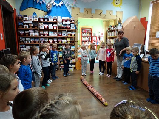 Grafika #4: Wycieczka do dzieci z oddziałów przedszkolnych do MBP w Lęborku