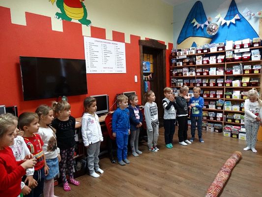 Grafika #9: Wycieczka do dzieci z oddziałów przedszkolnych do MBP w Lęborku