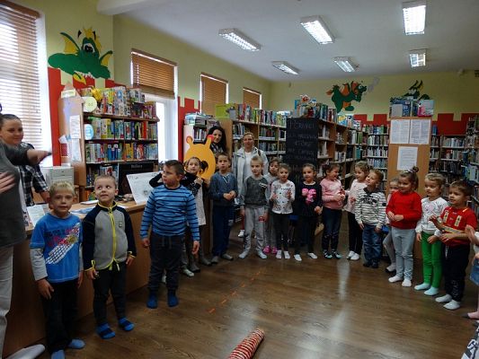 Grafika #7: Wycieczka do dzieci z oddziałów przedszkolnych do MBP w Lęborku