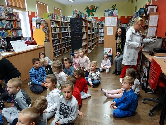 Grafika #11: Wycieczka do dzieci z oddziałów przedszkolnych do MBP w Lęborku