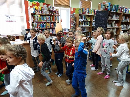 Grafika #13: Wycieczka do dzieci z oddziałów przedszkolnych do MBP w Lęborku