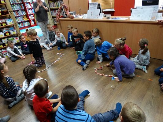 Grafika #3: Wycieczka do dzieci z oddziałów przedszkolnych do MBP w Lęborku