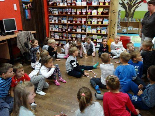 Grafika #0: Wycieczka do dzieci z oddziałów przedszkolnych do MBP w Lęborku