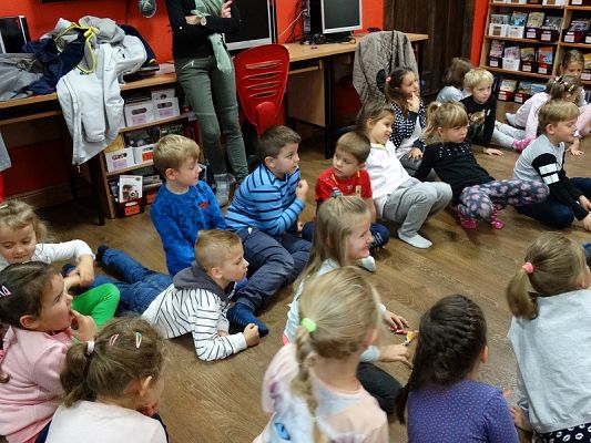 Grafika #18: Wycieczka do dzieci z oddziałów przedszkolnych do MBP w Lęborku