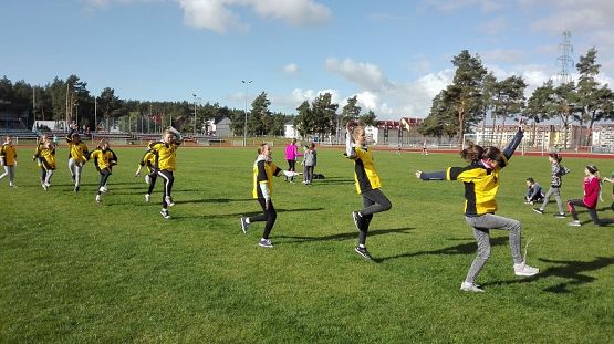  Grafika #3: Sztafetowe biegi przełajowe dziewcząt i chłopców