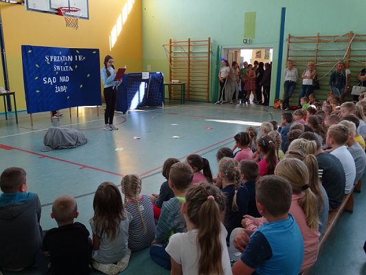 Grafika #15: Apel poświęcony akcji Sprzątanie Świata