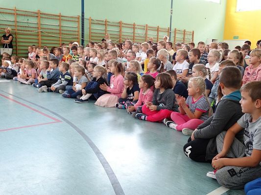 Grafika #16: Apel poświęcony akcji Sprzątanie Świata