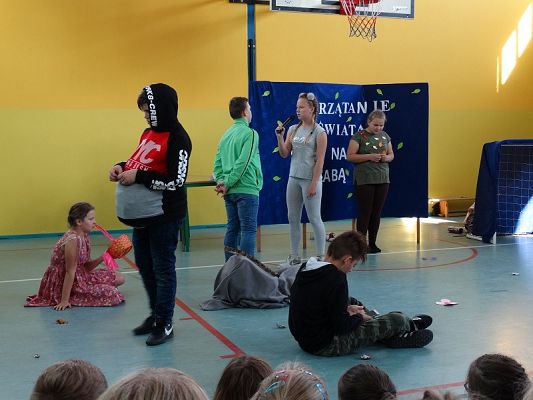 Grafika #6: Apel poświęcony akcji Sprzątanie Świata