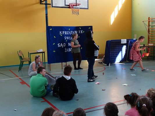 Grafika #9: Apel poświęcony akcji Sprzątanie Świata