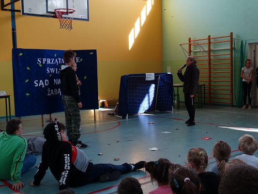 Grafika #3: Apel poświęcony akcji Sprzątanie Świata