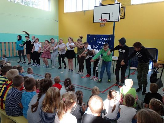 Grafika #14: Apel poświęcony akcji Sprzątanie Świata