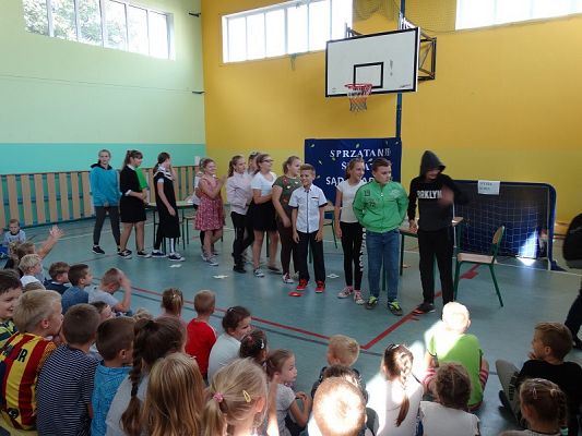 Grafika #17: Apel poświęcony akcji Sprzątanie Świata