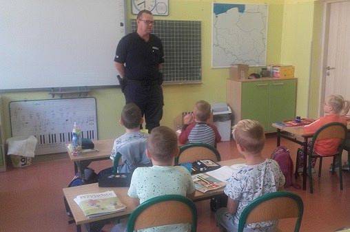  Grafika #0: Spotkanie uczniów klasy I z policjantem