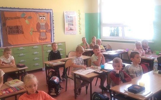  Grafika #2: Spotkanie uczniów klasy I z policjantem