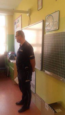  Grafika #3: Spotkanie uczniów klasy I z policjantem