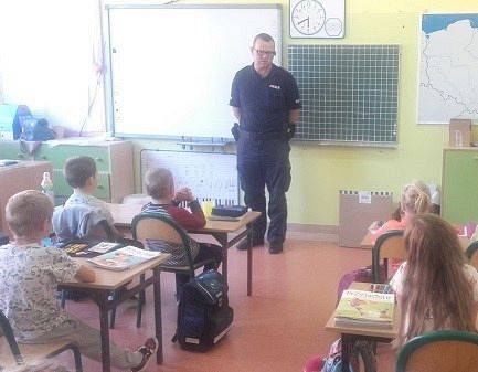  Grafika #5: Spotkanie uczniów klasy I z policjantem