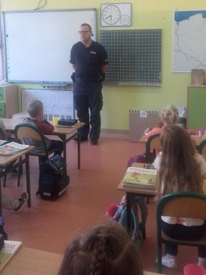  Grafika #4: Spotkanie uczniów klasy I z policjantem