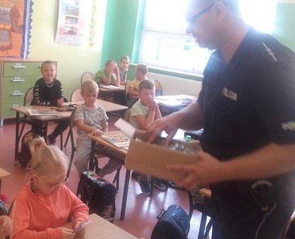  Grafika #6: Spotkanie uczniów klasy I z policjantem