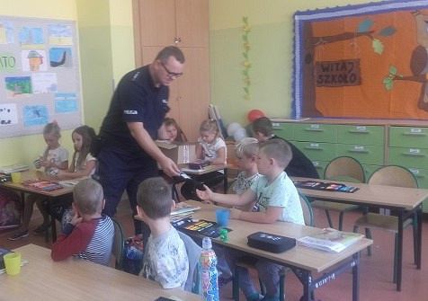  Grafika #1: Spotkanie uczniów klasy I z policjantem