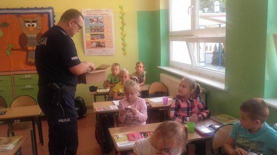  Grafika #7: Spotkanie uczniów klasy I z policjantem