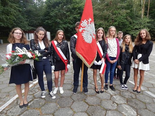  Grafika #0: Uroczystości patriotyczne w Muzeum Stutthof w Sztutowie