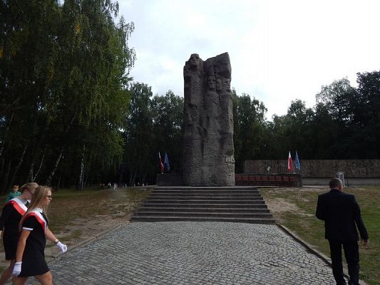  Grafika #1: Uroczystości patriotyczne w Muzeum Stutthof w Sztutowie