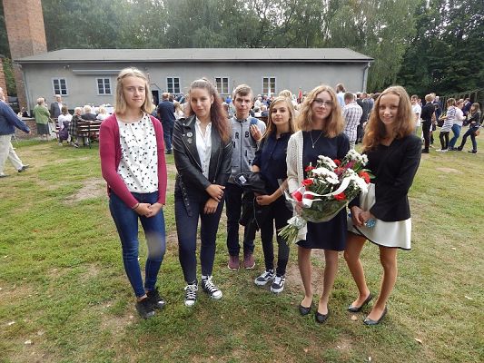  Grafika #7: Uroczystości patriotyczne w Muzeum Stutthof w Sztutowie