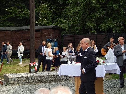  Grafika #6: Uroczystości patriotyczne w Muzeum Stutthof w Sztutowie