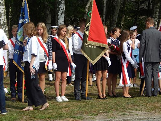  Grafika #3: Uroczystości patriotyczne w Muzeum Stutthof w Sztutowie