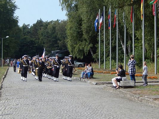  Grafika #2: Uroczystości patriotyczne w Muzeum Stutthof w Sztutowie