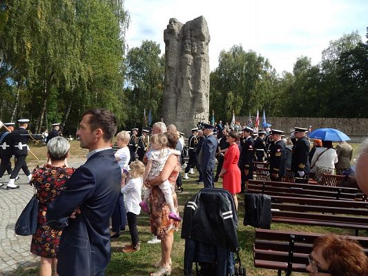  Grafika #4: Uroczystości patriotyczne w Muzeum Stutthof w Sztutowie