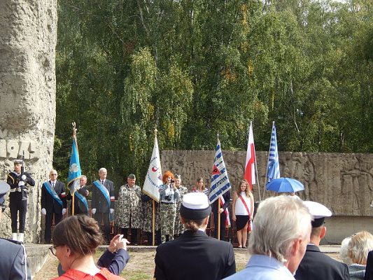  Grafika #9: Uroczystości patriotyczne w Muzeum Stutthof w Sztutowie