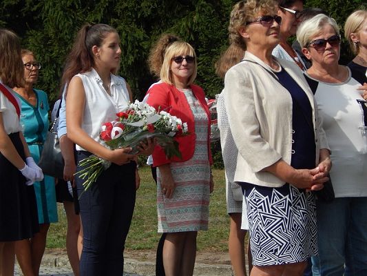  Grafika #5: Uroczystości patriotyczne w Muzeum Stutthof w Sztutowie