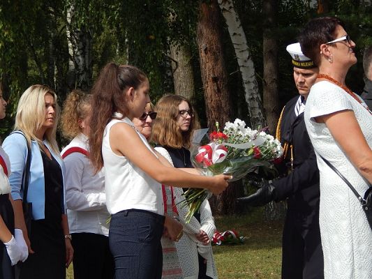  Grafika #8: Uroczystości patriotyczne w Muzeum Stutthof w Sztutowie