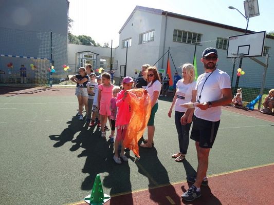  Grafika #25: FESTYN- "MAMA, TATA i JA"