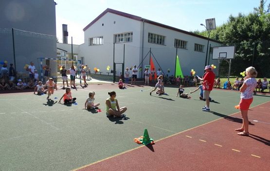  Grafika #6: FESTYN- "MAMA, TATA i JA"