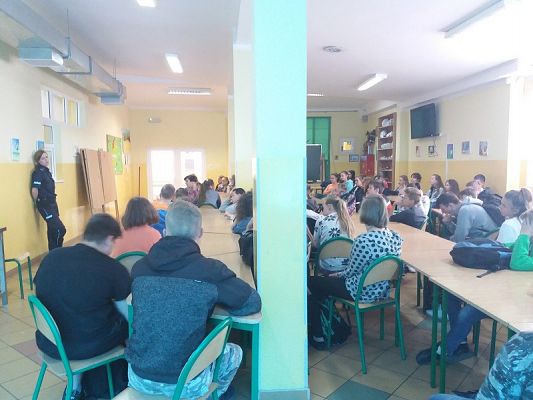  Grafika #8: Spotkanie z funkcjonariuszami policji