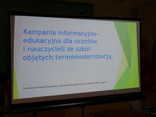  Grafika #1: Prelekcja na temat ograniczenia zużycia energii w budynkach uzyteczności publicznej.