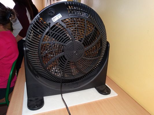  Grafika #10: Prelekcja na temat ograniczenia zużycia energii w budynkach uzyteczności publicznej.