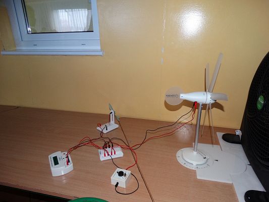  Grafika #9: Prelekcja na temat ograniczenia zużycia energii w budynkach uzyteczności publicznej.