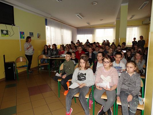  Grafika #12: Prelekcja na temat ograniczenia zużycia energii w budynkach uzyteczności publicznej.