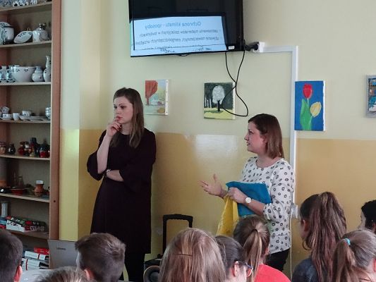  Grafika #13: Prelekcja na temat ograniczenia zużycia energii w budynkach uzyteczności publicznej.