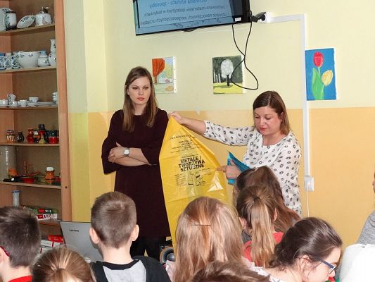  Grafika #15: Prelekcja na temat ograniczenia zużycia energii w budynkach uzyteczności publicznej.