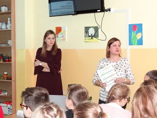  Grafika #14: Prelekcja na temat ograniczenia zużycia energii w budynkach uzyteczności publicznej.