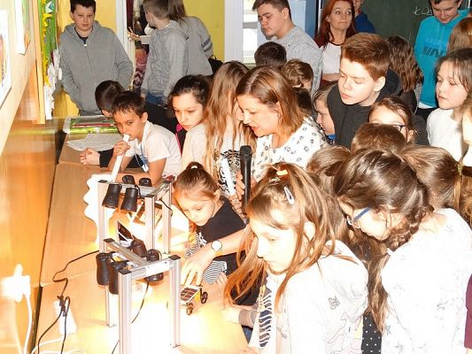  Grafika #0: Prelekcja na temat ograniczenia zużycia energii w budynkach uzyteczności publicznej.